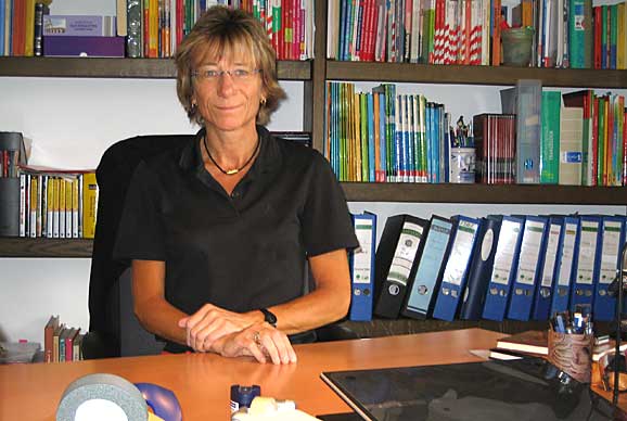 Eva Hindl an ihrem Schreibtisch