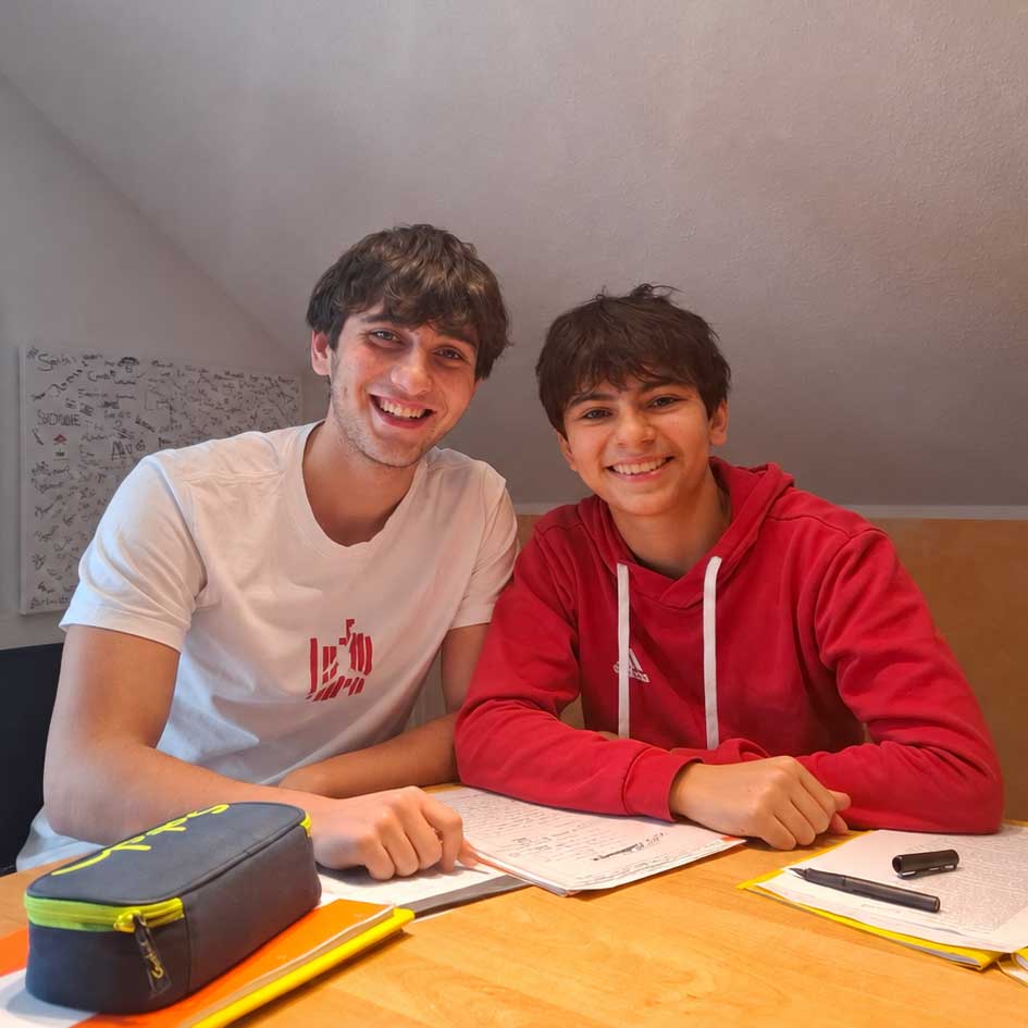 Zwei Schüler beim gemeinsamen Lernen bei EUROPHIL